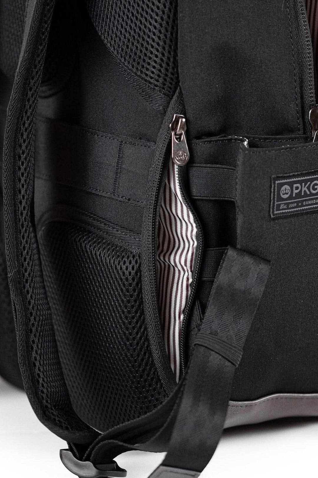 Détail du sac à dos PKG Durham, montrant les poches et les matériaux en polyester recyclé.