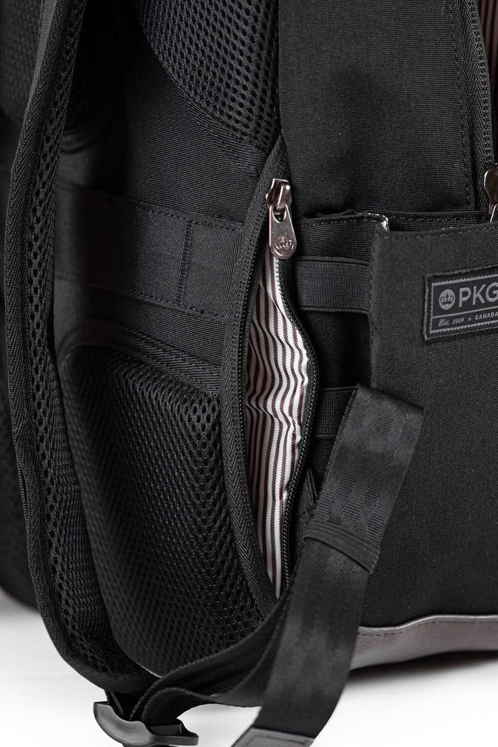 Détail du sac à dos PKG Durham, montrant les poches et les matériaux en polyester recyclé.