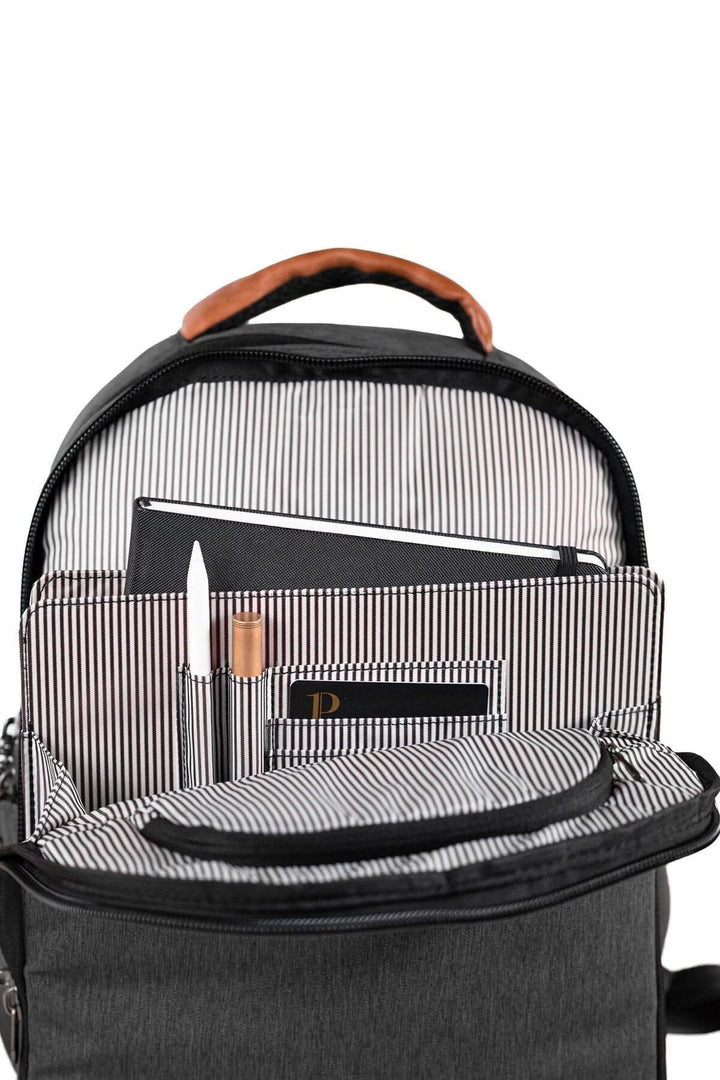 Intérieur du sac à dos recyclé PKG Durham 17L avec rangements pour ordinateur et accessoires.