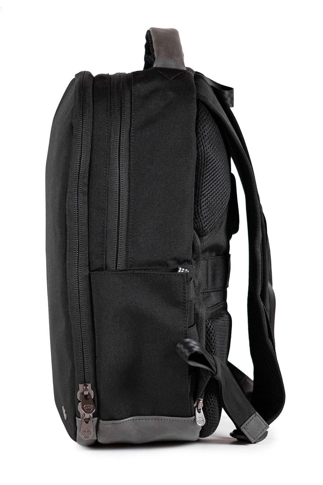 Sac à dos recyclé PKG Durham Commuter 17L vue latérale, finition noire et poches fonctionnelles.