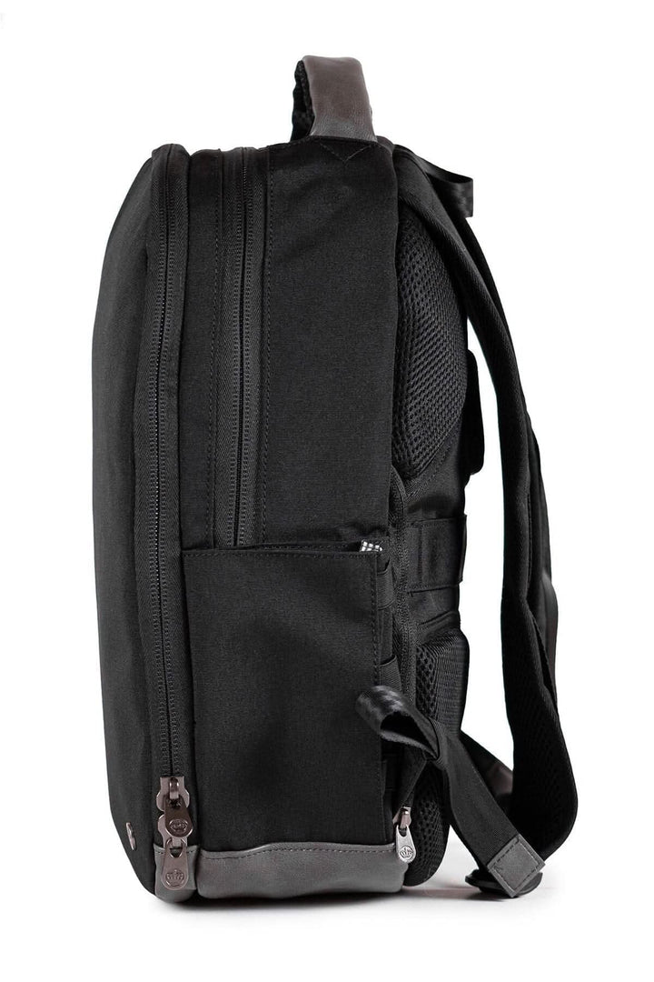 Sac à dos recyclé PKG Durham Commuter 17L vue latérale, finition noire et poches fonctionnelles.