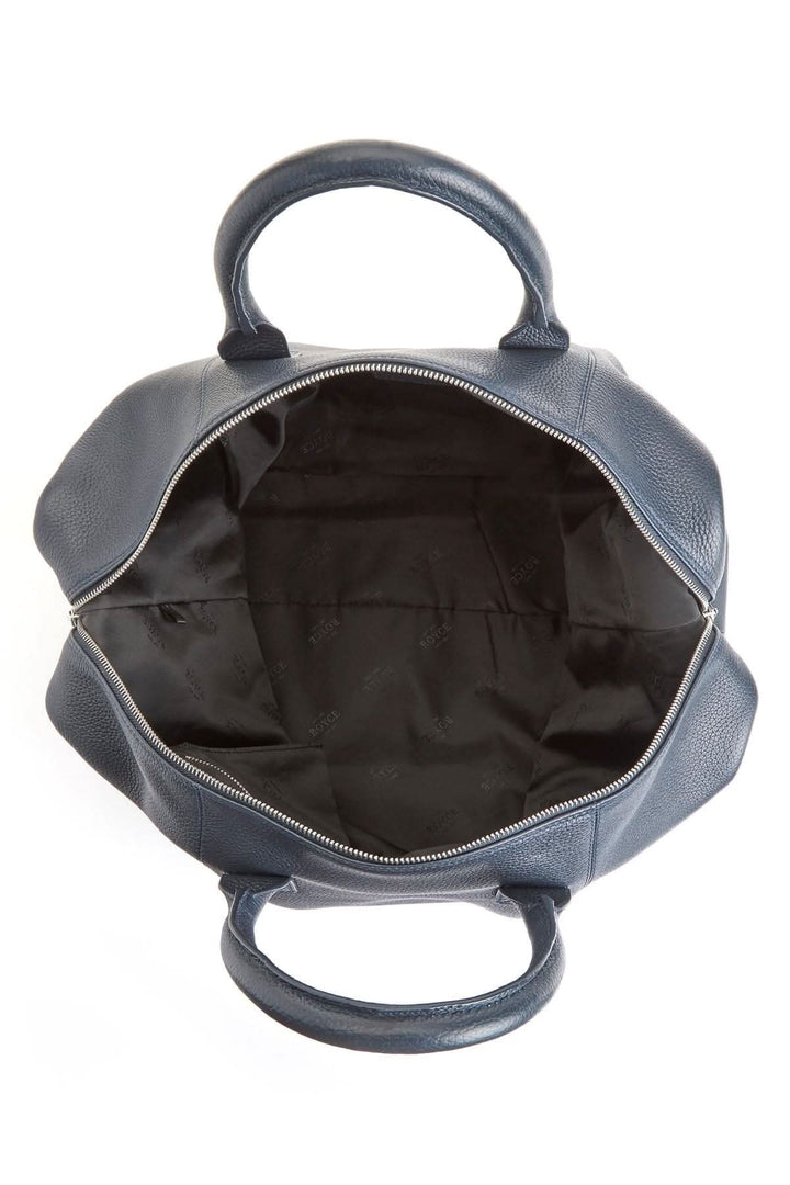 Intérieur du sac de sport moyen en cuir, affichant sa doublure élégante et son espace de rangement optimisé.