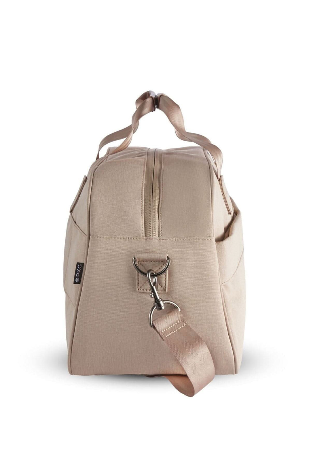 Sac de sport recyclé PKG Westmount 26L en beige avec sangle rembourrée et fermetures à glissière verrouillables.