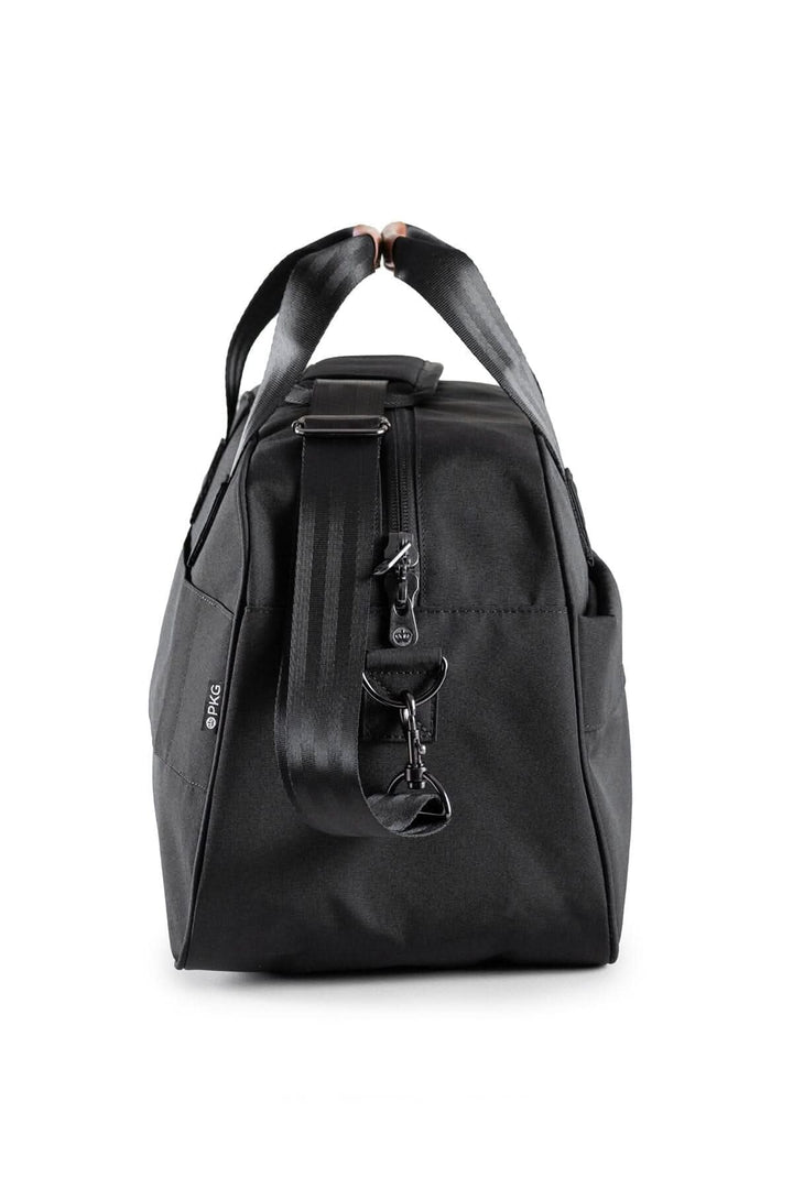 Sac de sport recyclé PKG Westmount 26L, résistant à l'eau, avec sangle rembourrée et accents en cuir végétalien.