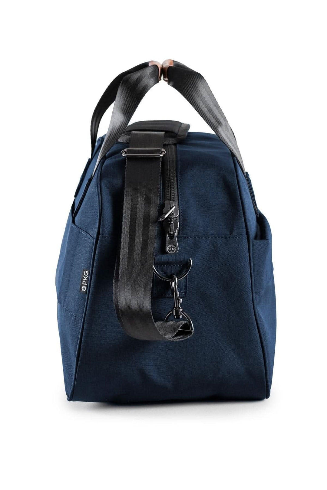 Sac de sport recyclé Westmount 26L, résistant aux intempéries, avec sangle rembourrée et accents en cuir végétalien.