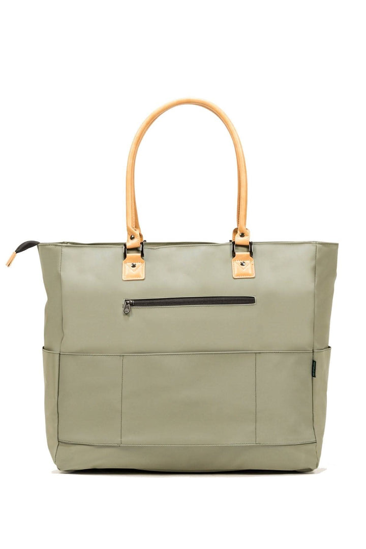 Sac fourre-tout recyclé imperméable 33L en tissu olive avec poignées en cuir, idéal pour les voyages.