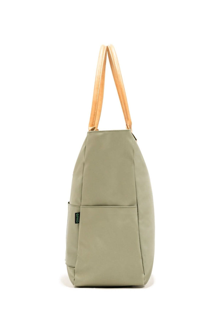 Sac fourre-tout recyclé de 33L en tissu imperméable, couleur vert clair, avec anses en bois.