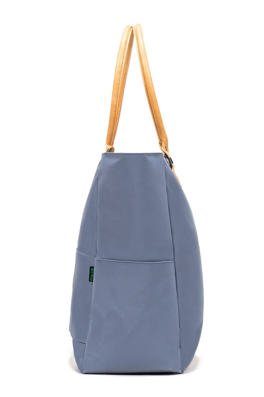 Sac fourre-tout en tissu recyclé imperméable, poignées en bois, couleur bleu gris, côté avec poche extérieure.