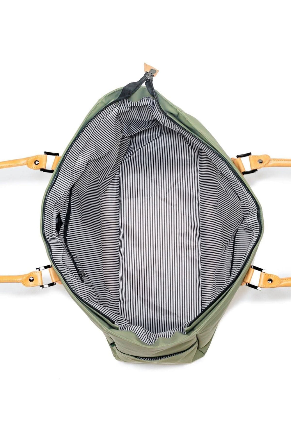 Intérieur spacieux d'un sac fourre-tout recyclé, avec rayures et poignées en cuir, parfait pour une organisation optimale.