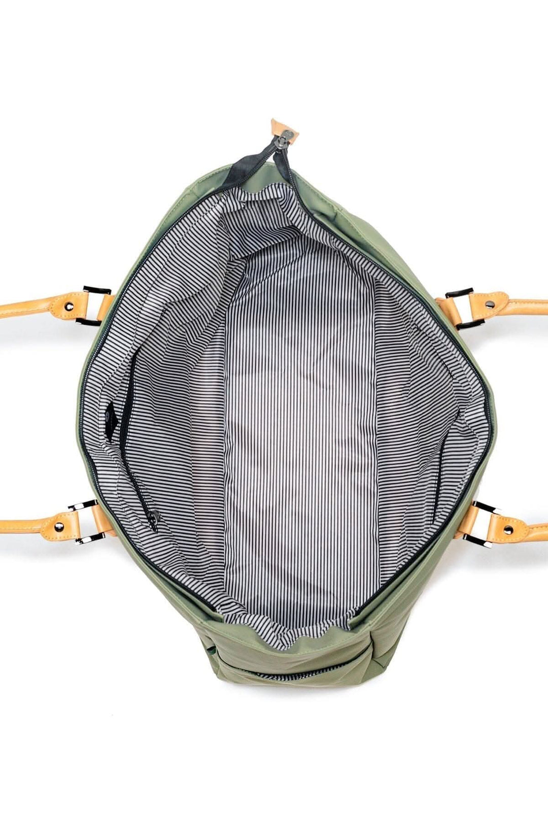Intérieur spacieux d'un sac fourre-tout recyclé, avec rayures et poignées en cuir, parfait pour une organisation optimale.