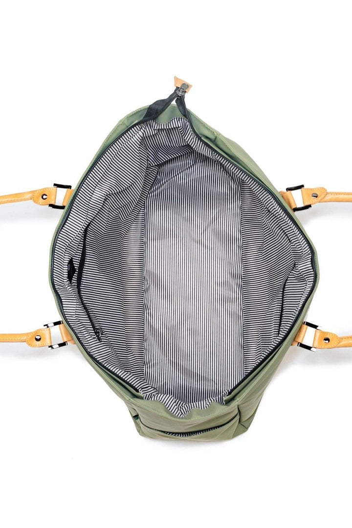 Intérieur spacieux d'un sac fourre-tout recyclé, avec rayures et poignées en cuir, parfait pour une organisation optimale.
