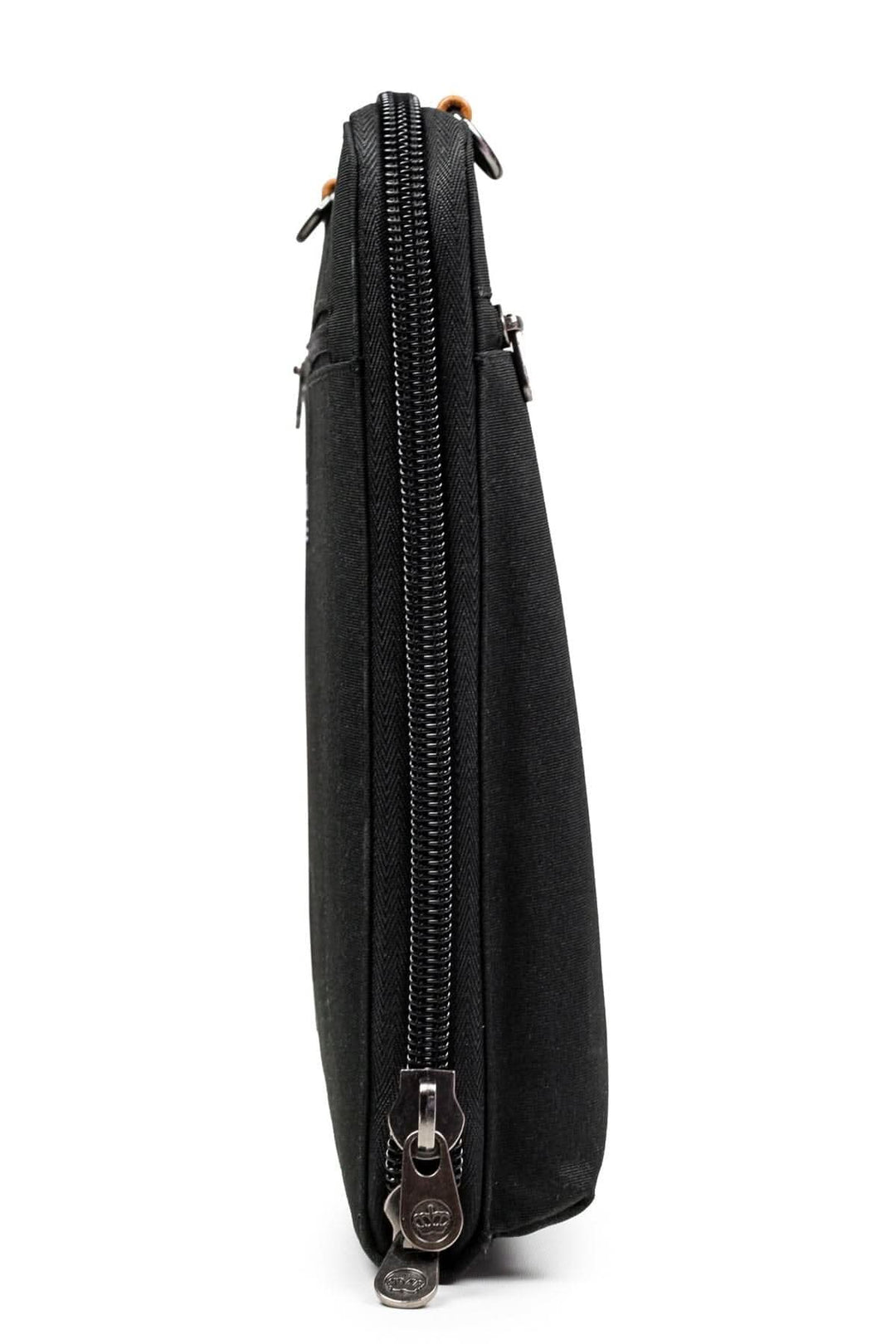 Sac messager accordéon Wellington 10L noir, vue de profil, montrant sa conception mince et sa fermeture éclair.