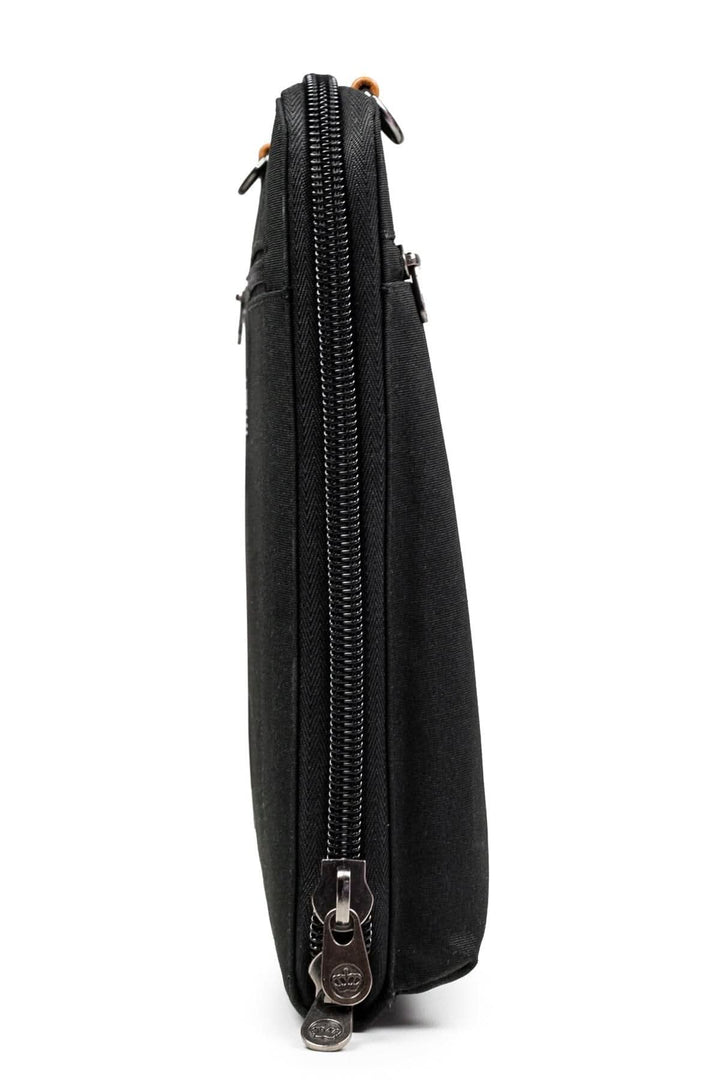 Sac messager accordéon Wellington 10L noir, vue de profil, montrant sa conception mince et sa fermeture éclair.