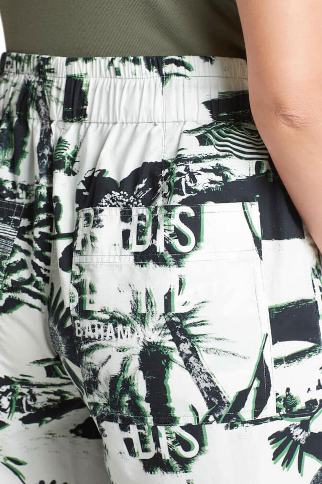 Shorts avec imprimé exotique Bahamas, ceinture élastique, poches et coupe décontractée en coton léger.