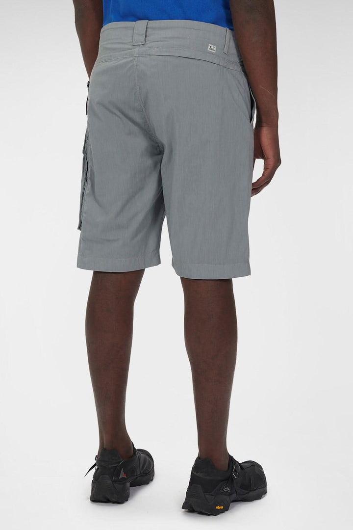 Shorts pour homme en toile de nylon et coton, avec poches cargo et coupe confortable, couleur grise.