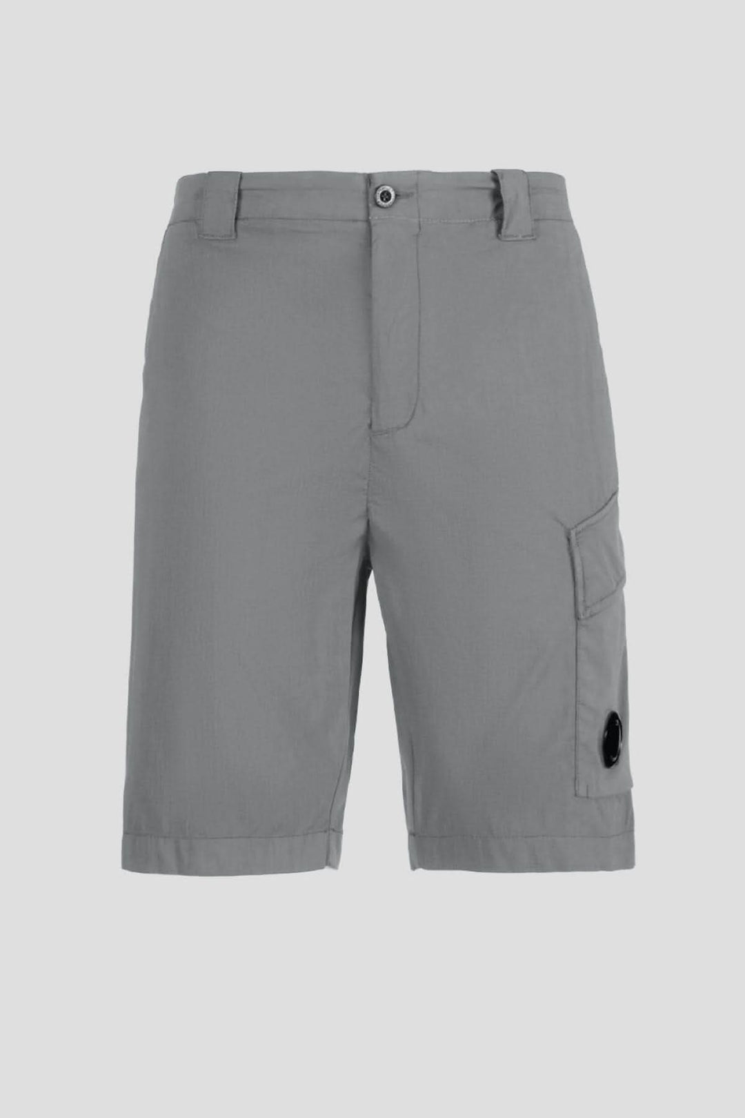Shorts cargo stretch gris avec fermeture zippée, poches latérales et détail C.P. Company.