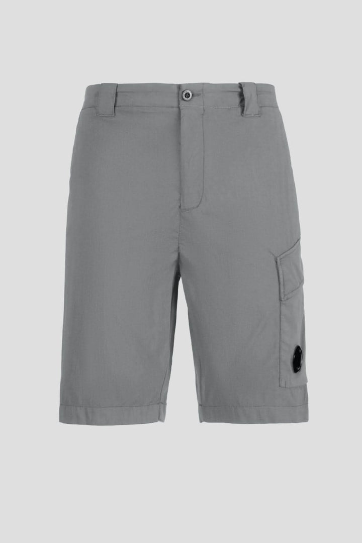 Shorts cargo stretch gris avec fermeture zippée, poches latérales et détail C.P. Company.