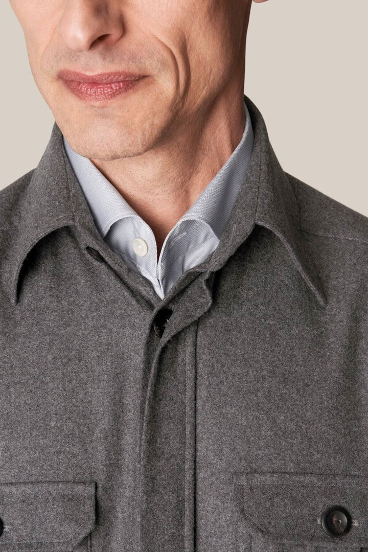 Homme portant une surchemise en laine cachemire grise avec col en chemise. Convient pour l&