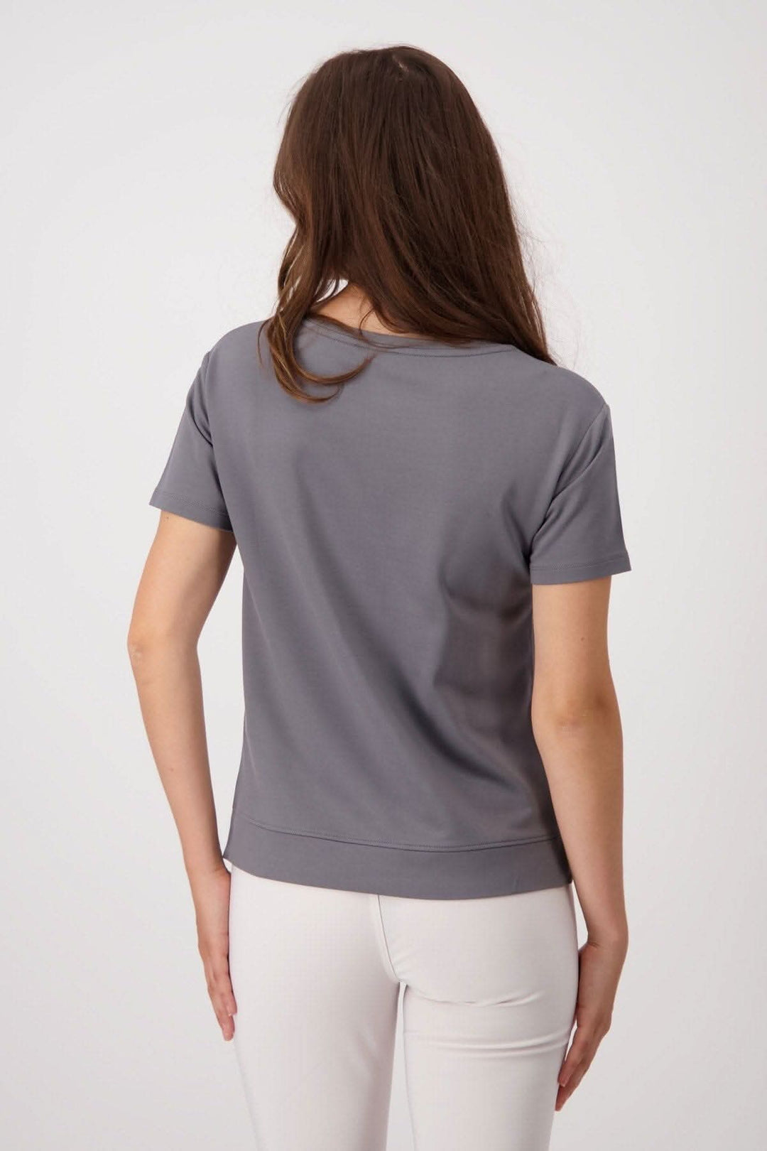 T-shirt gris à manches courtes avec coupe confortable et finition élégante, vue de dos.