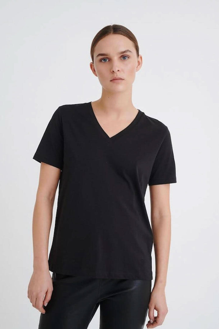 T-shirt noir Rena col en V en coton et modal, coupe ajustée, style décontracté pour un look moderne.
