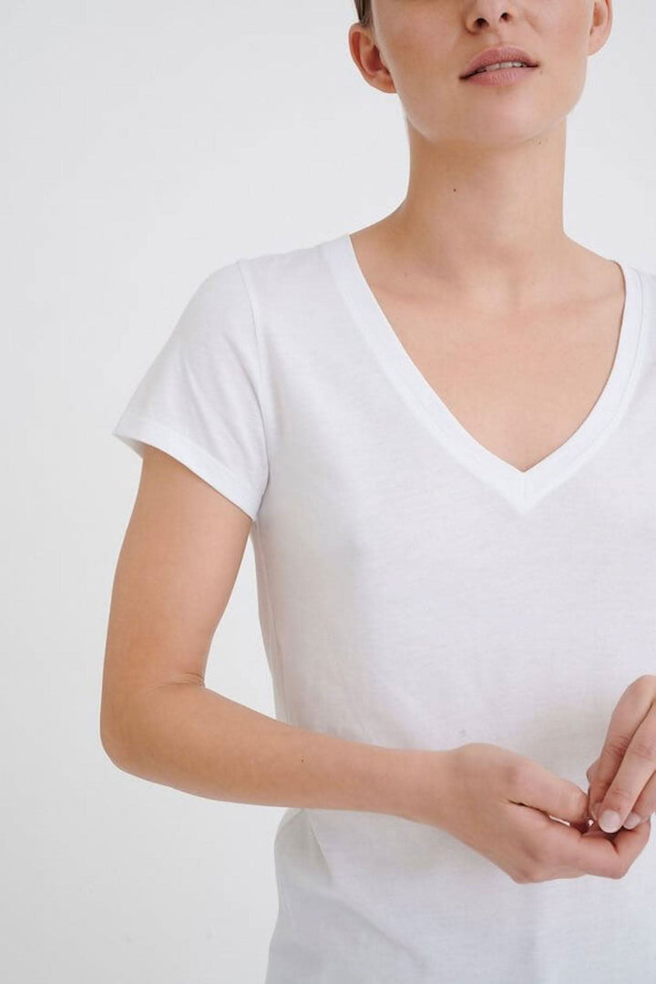 T-shirt Rena col en V blanc, ajustement serré, mélange coton-modal, style simple, casual.
