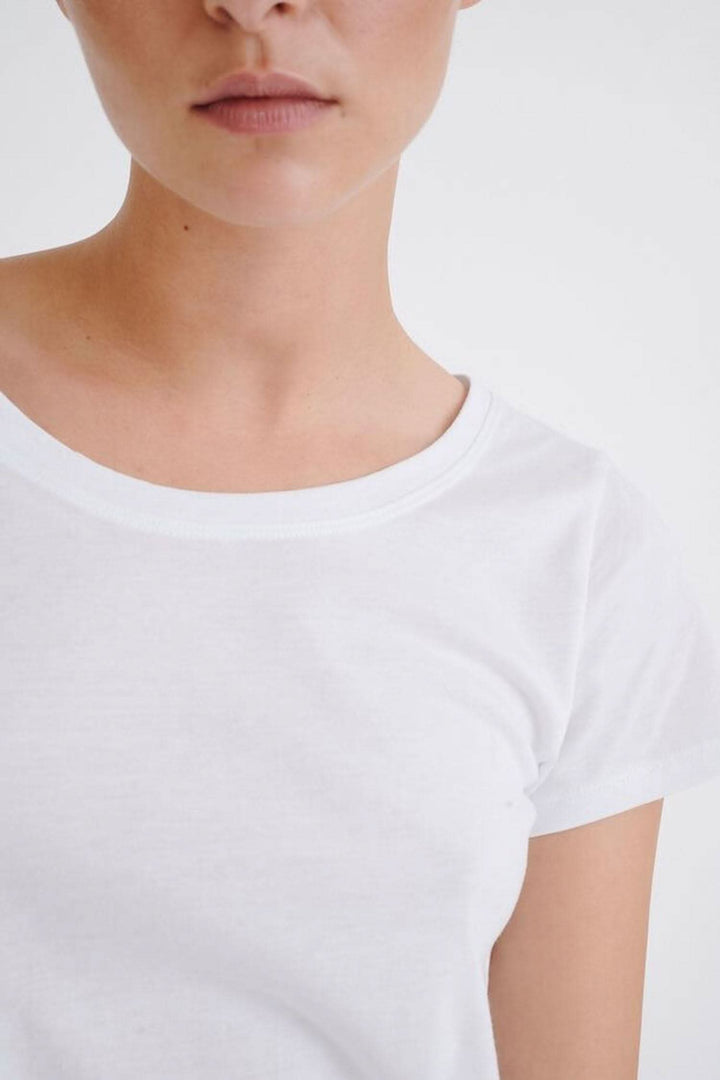 T-shirt Rena col rond blanc à ajustement serré en mélange de coton et modal.