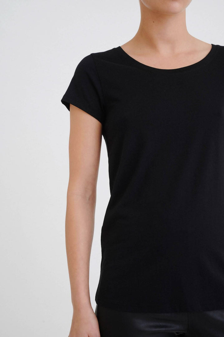 T-shirt Rena col rond noir en coton et modal avec coupe ajustée et manches courtes.