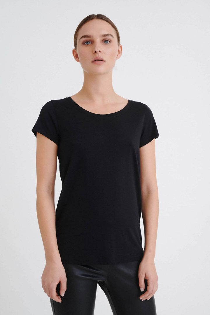T-shirt Rena col rond en noir, coupe ajustée, mélange de coton et modal, style élégant et confort.
