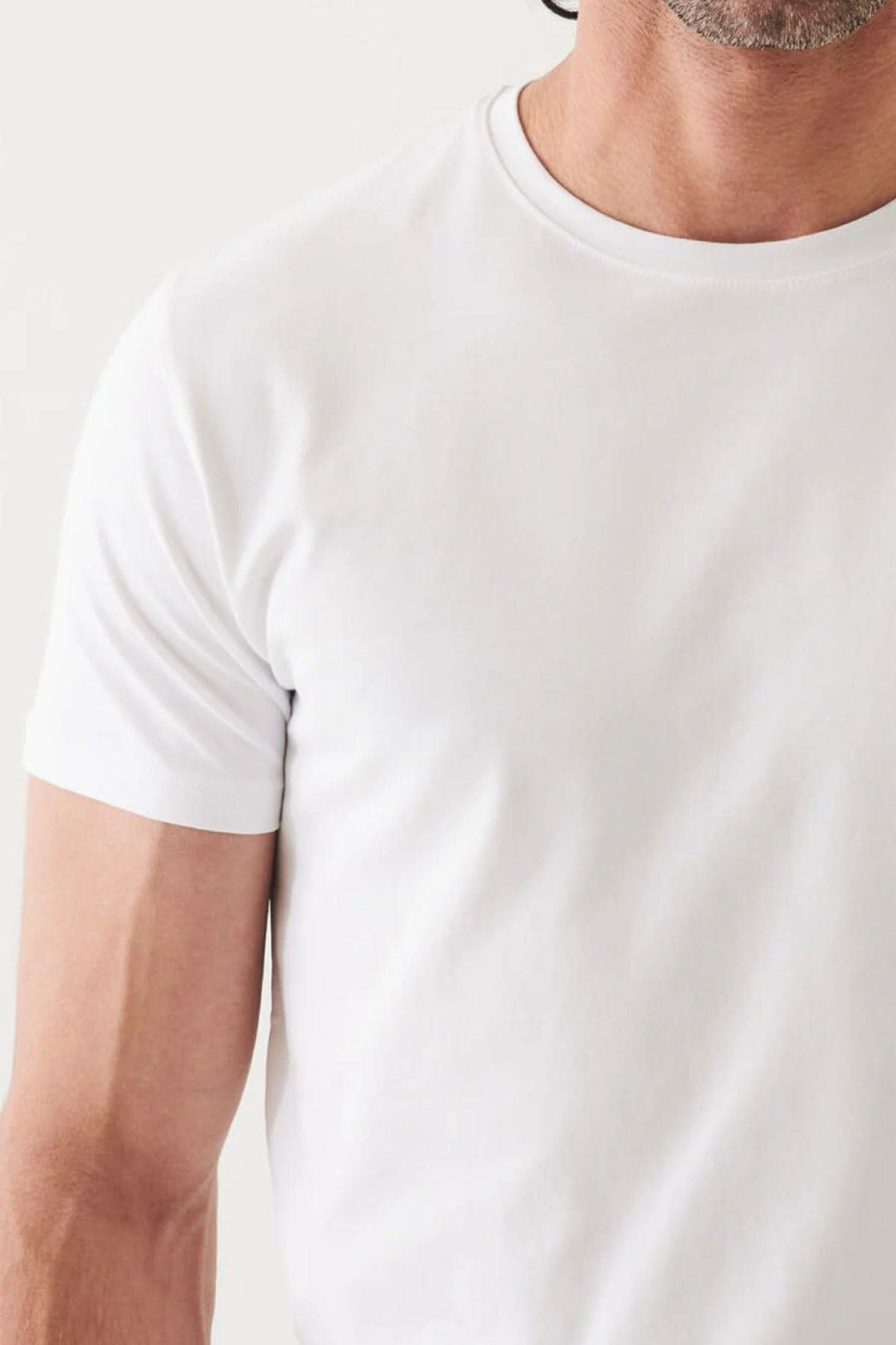 T-shirt de base blanc à encolure ronde, coupe moderne et manches courtes, style minimaliste pour hommes.