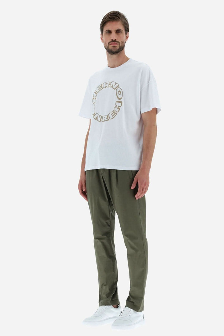 Herno t-shirt en jersey de coton, coupe décontractée, avec logo graphique sur fond blanc, porté avec pantalon olive.