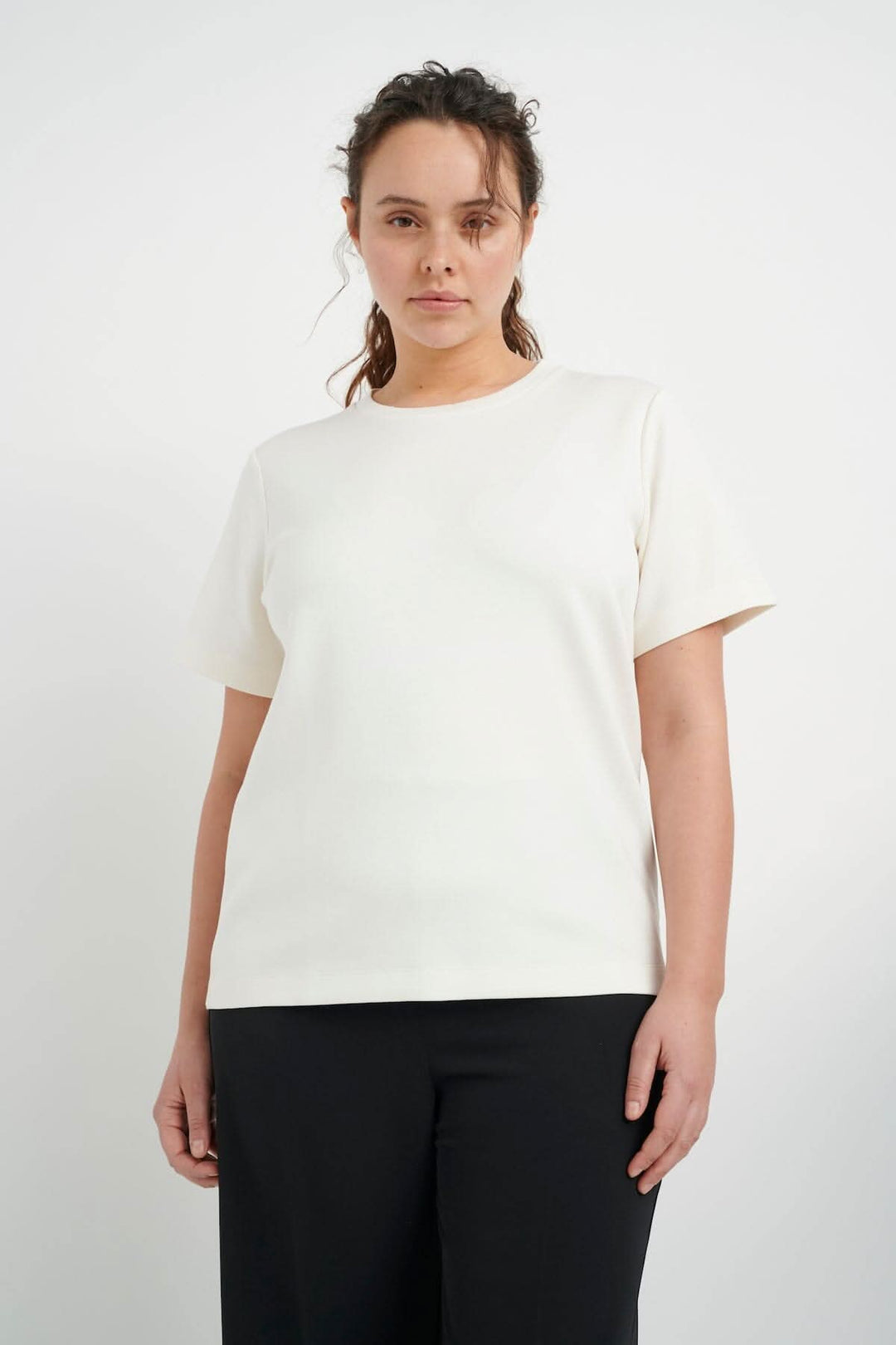 T-shirt velouté Vincent à col rond, en coupe classique, confortable et stylé, porté par une femme.