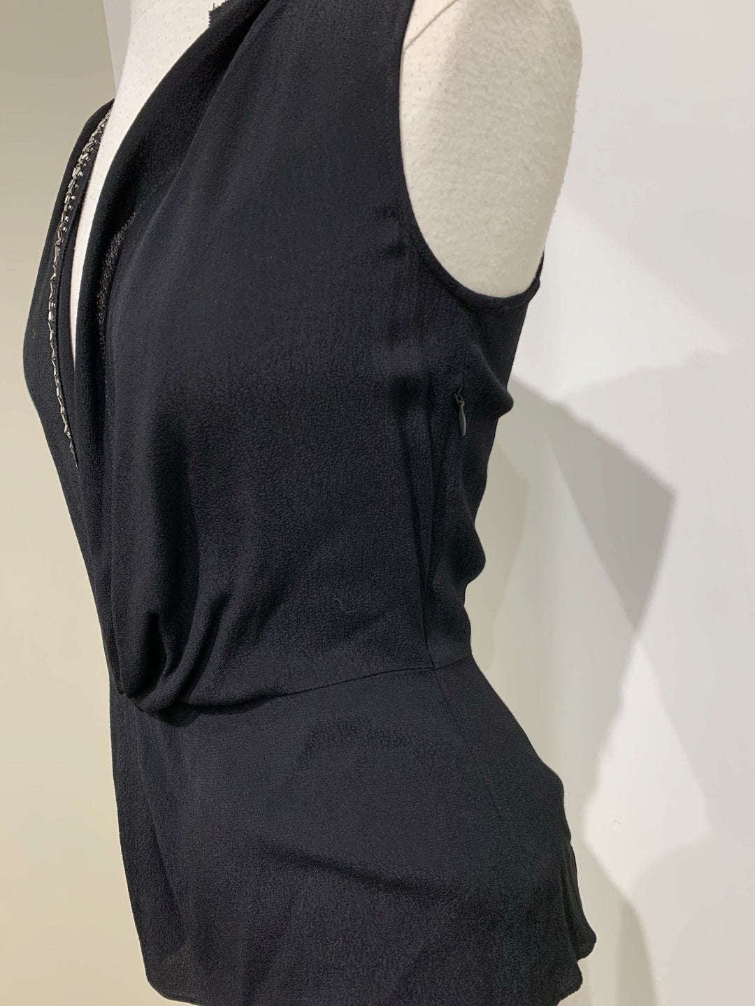 Cache-coeur noir sans manches style InWear avec décoration argentée sur le col, composition 100% viscose.