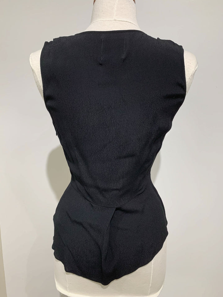 Chandail noir sans manches style cache-coeur InWear, vue arrière, décoré d&