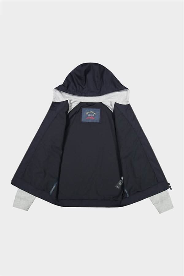Veste à capuche bleu marine avec patch logo, manches grises, à zip, poches latérales et tissu en polyester.