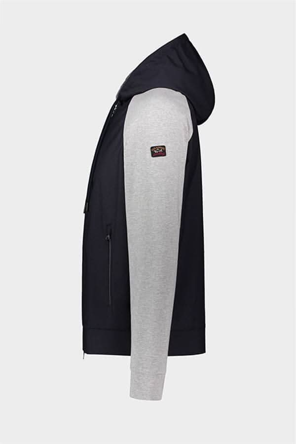 Veste à capuche en polyester bleu marine et manches en coton gris, avec logo sur la manche.