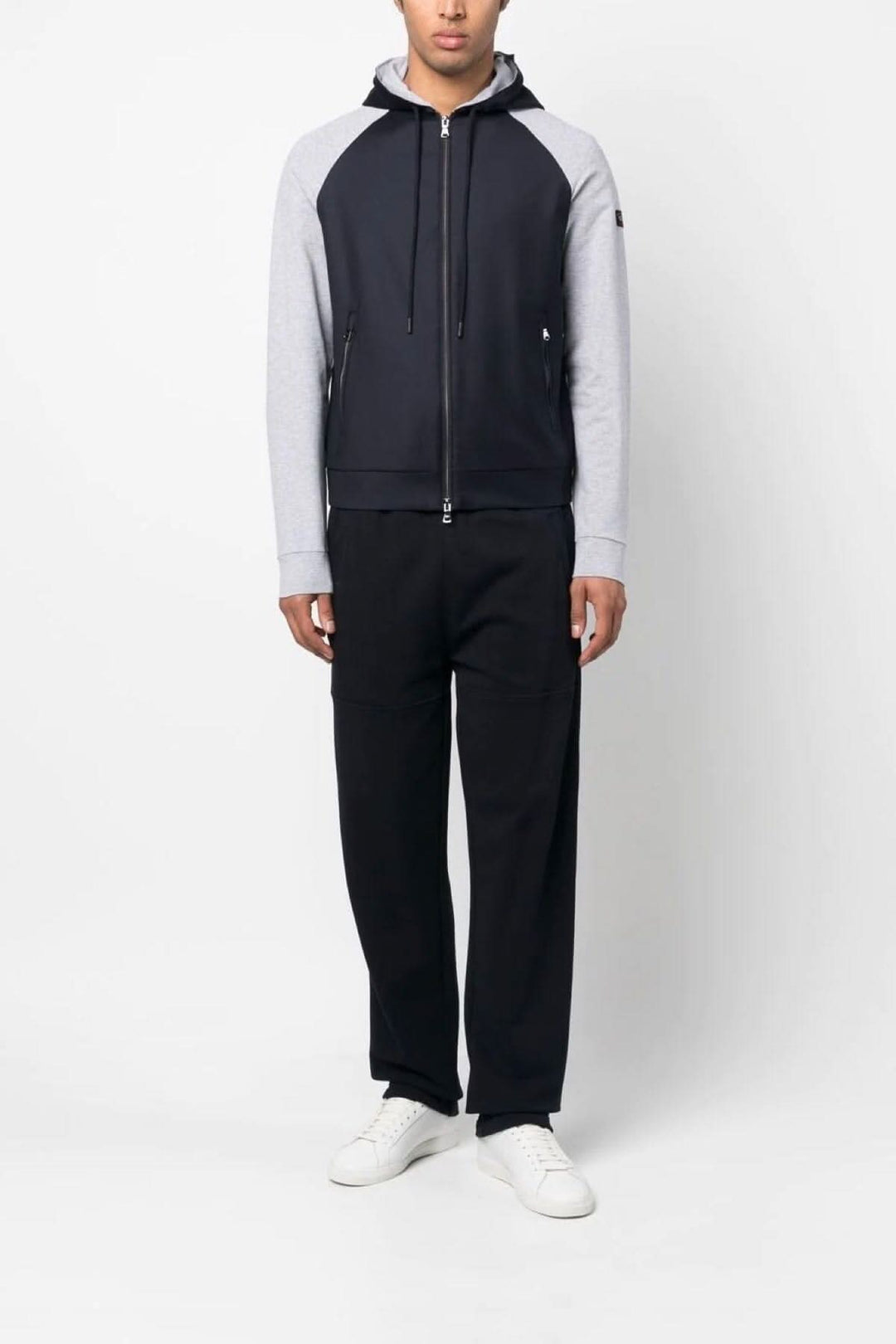 Veste à capuche bleue marine avec logo, devant zippé, manches longues, style décontracté, modèle homme.