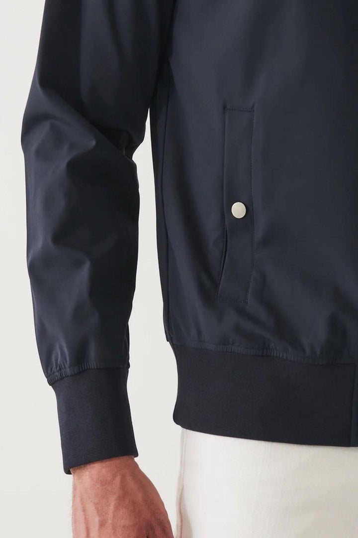 Détail d'une veste bomber en nylon extensible avec poches, design moderne et élégant.