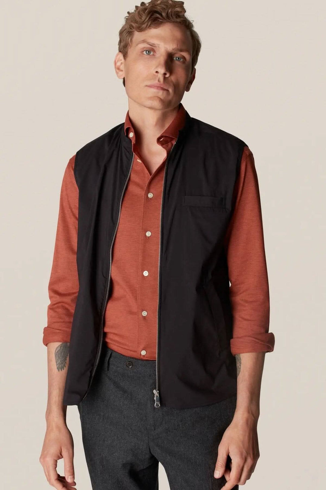 Homme portant une veste sans manches déperlante, élégante, idéale pour l'extérieur et la superposition.