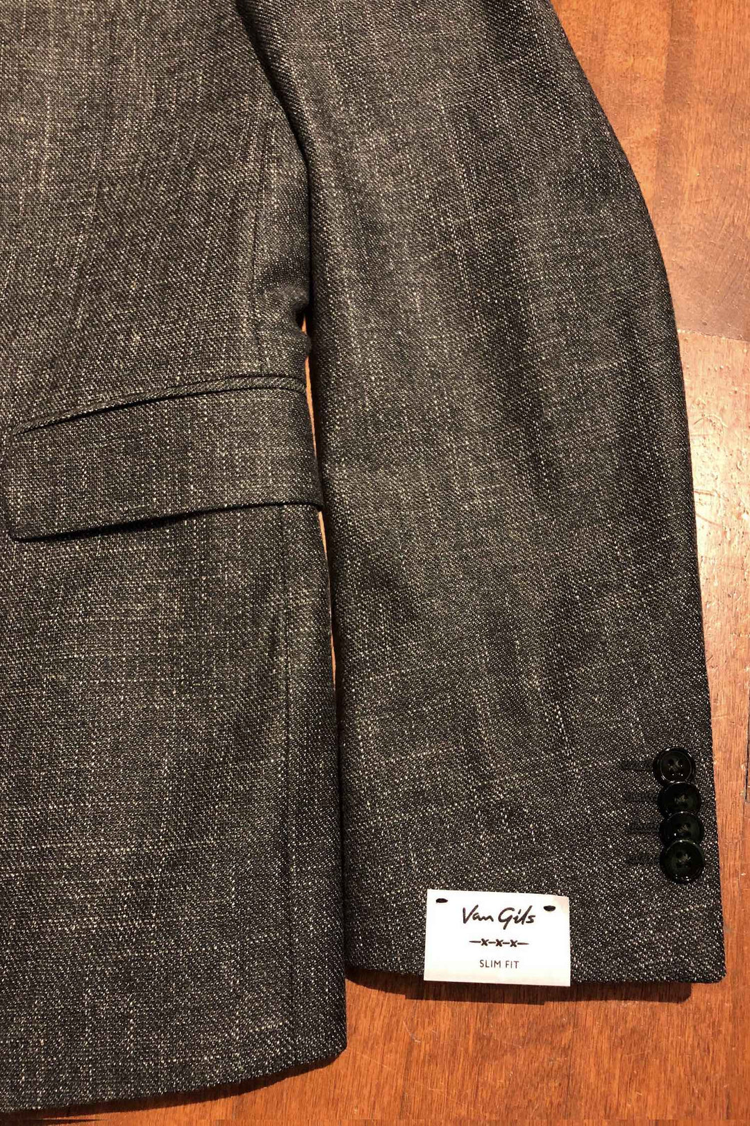 Veston gris Van Gils avec une texture élégante et des détails soignés sur la manche.